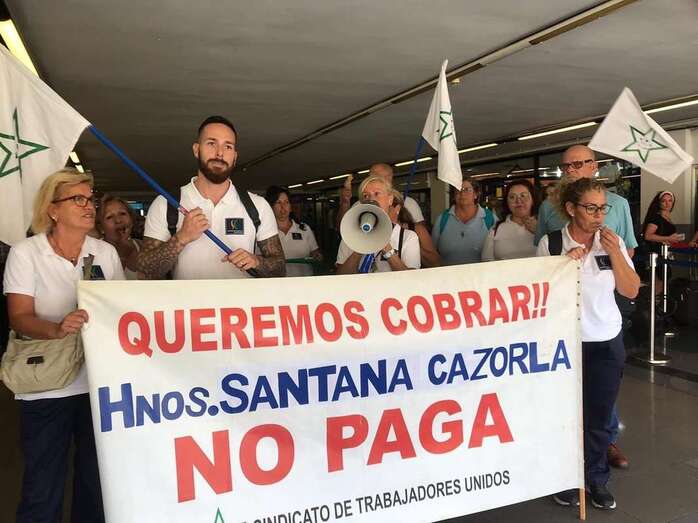 Imagen de archivo de los trabajadores del servicio de limpieza de las estaciones de guaguas/TA.